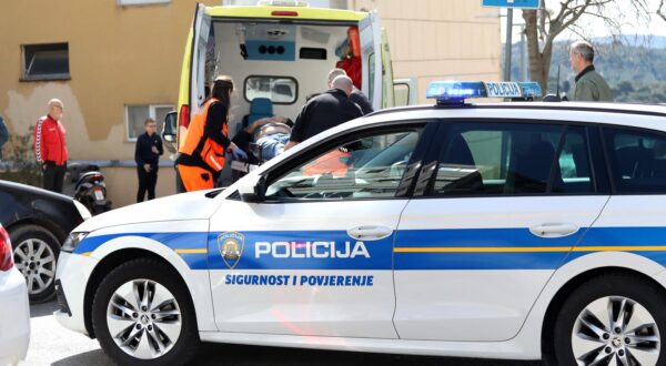 14.03.2024., Sibenik - Na skretanju iz ulice Stjepana Radica prema ljekarni Baldekin dogodila se prometna nesreca u kojoj su sudjelovali motocikl i osobni automobil. Vozac motocikla je prebacen u OB u Sibeniku, a u tijeku je policijski ocevid uz regulaciju prometa.  Photo: Dusko Jaramaz/PIXSELL