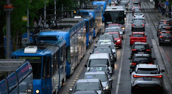 16.04.2024., Zagreb - Velika prometna guzva i zastoj tramvajskog prometa u zagrebackoj Savskoj ulici.
 Photo: Davor Puklavec/PIXSELL