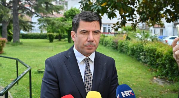 17.04.2024., Metkovic - Nositelj liste Mosta za VI. izbornu jedinicu i kandidat Mosta za predsjenika Vlade RH Nikola Grmoja glasovao je na birackom mjestu u Srednjoj skoli Metkovic u Ulici kralja Zvonimira 12.

  Photo: Matko Begovic/PIXSELL