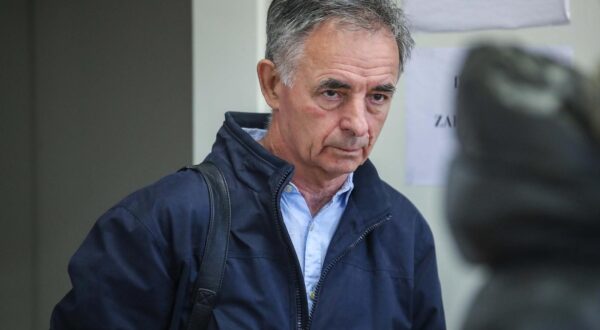 17.04.2024.., Zagreb -Predsjednik Samostalne demokratske srpske stranke (SDSS) Milorad Pupovac glasovao je na birackom mjestu u prostorijama Mjesnog odbora Vrbik u Ulici Lavoslava Ruzicke 26. Photo: Slavko Midzor/PIXSELL