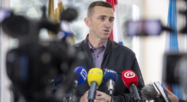 17.04.2024., Vukovar - Gradonacelnik Vukovara i predsjednik Domovinskog pokreta te nositelj liste Domovinskog pokreta i partnera za V. izbornu jedinicu Ivan Penava glasovao je na birackom mjestu u OS Antuna Bauera u Ulici Augusta Senoe 19. Photo: Davor Javorovic/PIXSELL
