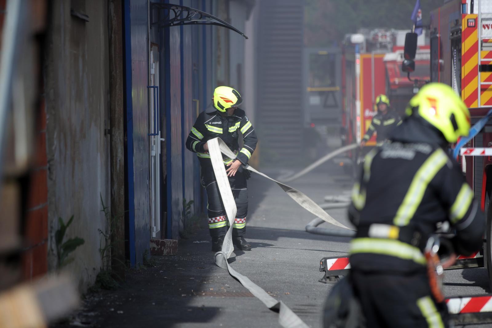 19.05.2024., Zagreb - Pozar poslovnog objekta, osam vatrogasnih vozila na terenu.  Photo: Luka Batelic/PIXSELL