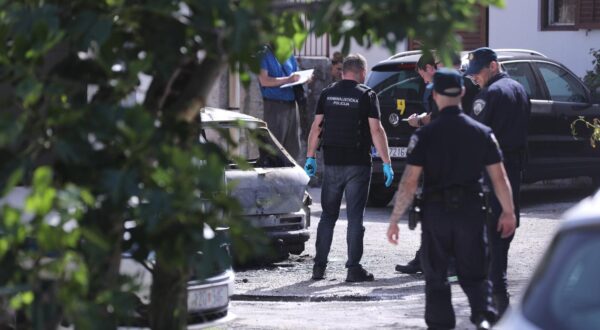 19.05.2024., Split - Policijski ocevid na Stinicama gdje je jutros oko 6 i 25 izbio pozar i zahvatio dva vozila od kojih je jedno u potpunosti izgorjelo. Splitska policija privela je jednu osobu koju povezuju s dogadjajem Photo: Ivo Cagalj/PIXSELL
