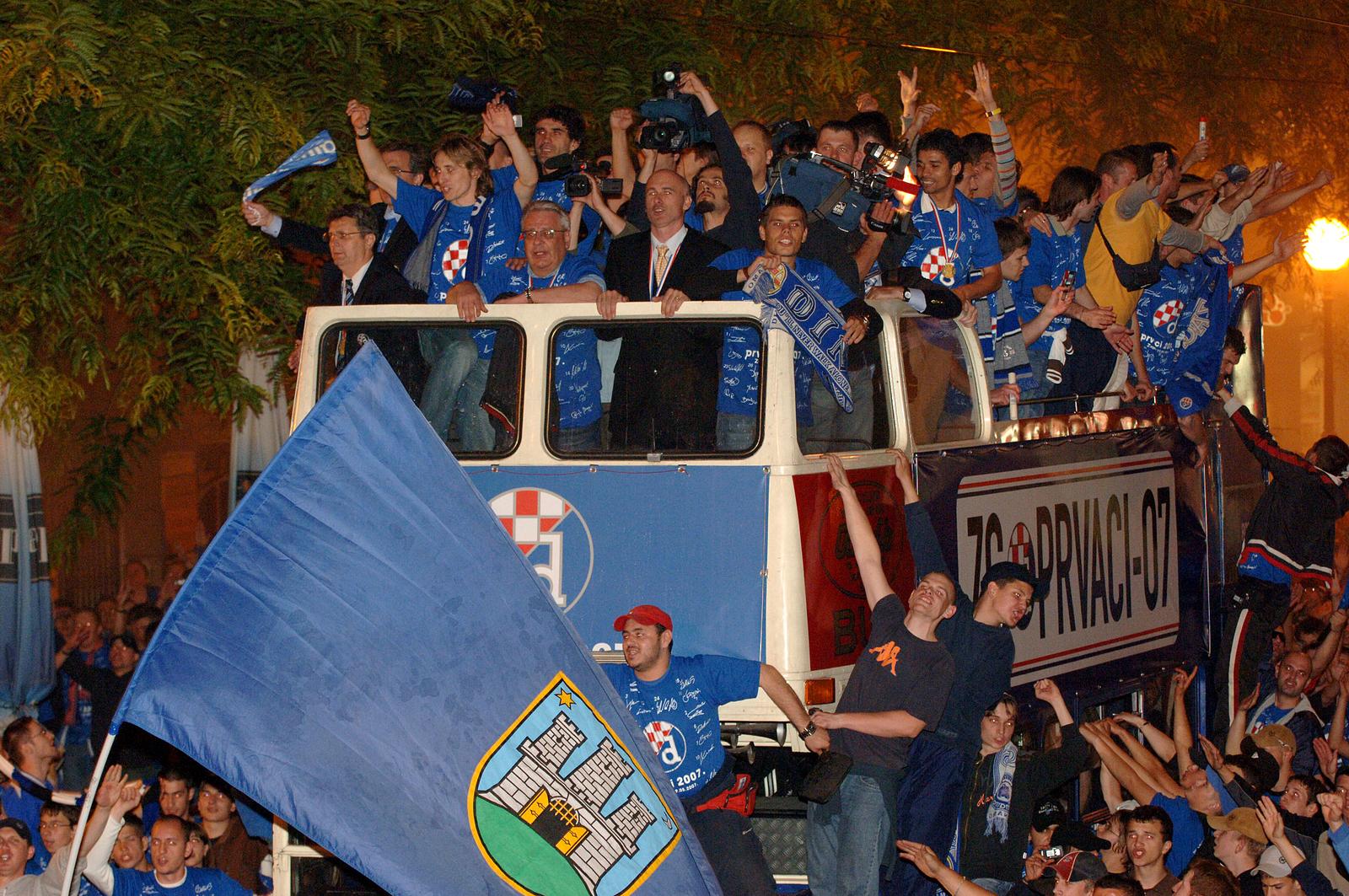 19.05.2007., Zagreb - Dinamo slavi naslov prvaka Hrvatske na Trgu bana Josipa Jelacica. Nogometasi Dinama na trg  dolaze u otvorenom autobusu. Photo: Dalibor Urukalovic/PIXSELL
