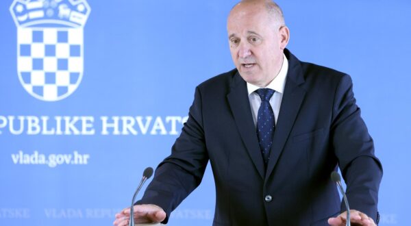 20.05.2024., Zagreb - U zgradi Nacionalne i sveuciliske knjiznice odrzana je prva sjednica 16. Vlade Republike Hrvatske. Premijeru Plenkovicu ovo je treci uzastopni mandat na celu Vlade koju je u petak potvrdila saborska vecina sastavljena od HDZ-a, DP-a i dijela manjiskih zastupnika. Nakon sjednice, izjavu za medije dao je Branko Bacic. Photo: Patrik Macek/PIXSELL