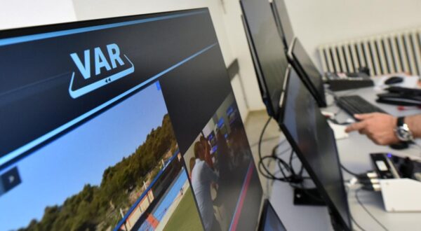 20.07.2020., Sibenik - Na sibenskom stadionu Subicevac vrse se posljednje testiranje i licenciranje VAR tehnologije za finale kupa Hrvatske koje ce 1.kolovoza igrati Rijeka i Lokomotiva.rPhoto: Hrvoje Jelavic/PIXSELL