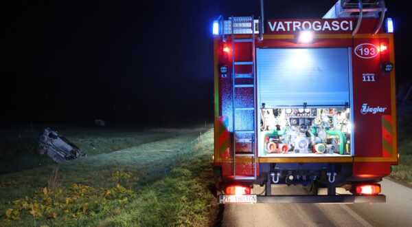 20.11.2021., Gornja Drenova - Prometna nesreca sa smrtnim slucajem. Policija obavlja ocevid na mjestu gdje je vozilo sletilo u kanal. Photo: Marko Prpic/PIXSELL