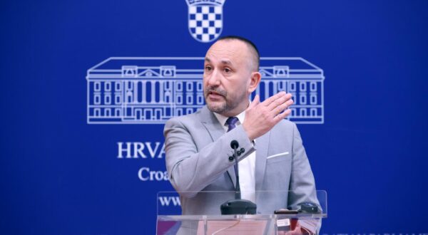 21.02.2024., Zagreb - Na konferenciji za medije odrzanoj u Saboru o temi "Materinski jezik ili jezik regiona" govorio je Hrvoje Zekanovic.
 Photo: Patrik Macek/PIXSELL