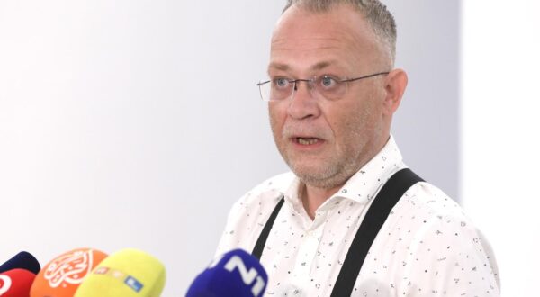 21.07.2023., Zagreb - Na zahtjev predsjednika Milanovica zastupnici su se okupili na izvanrednu sjednicu Sabora. Na dnevnom redu sjednice, koja ce trajati tri dana, su strajk sudskih namjestenika i plinska afera. Zlatko Hasanbegovic donio je u sabornicu kosarkasku loptu.  Photo: Patrik Macek/PIXSELL