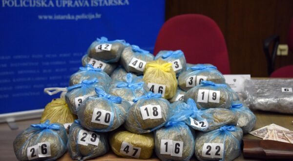 21.12.2021., Pula - Zaplijena velike kolicine duhana i marihuane. Policija je utvrdila sumnju da su osobe trgovale s najmanje 8.6 tona duhana koji nije oznacen duhanskim markicama Ministarstva financija te su na taj nacin ostetile drzavni proracun Republike Hrvatske za oko 5,88 milijuna kuna i stekle protupravnu imovinsku korist od oko 1,37 milijuna kuna. Photo: Sasa Miljevic/PIXSELL
