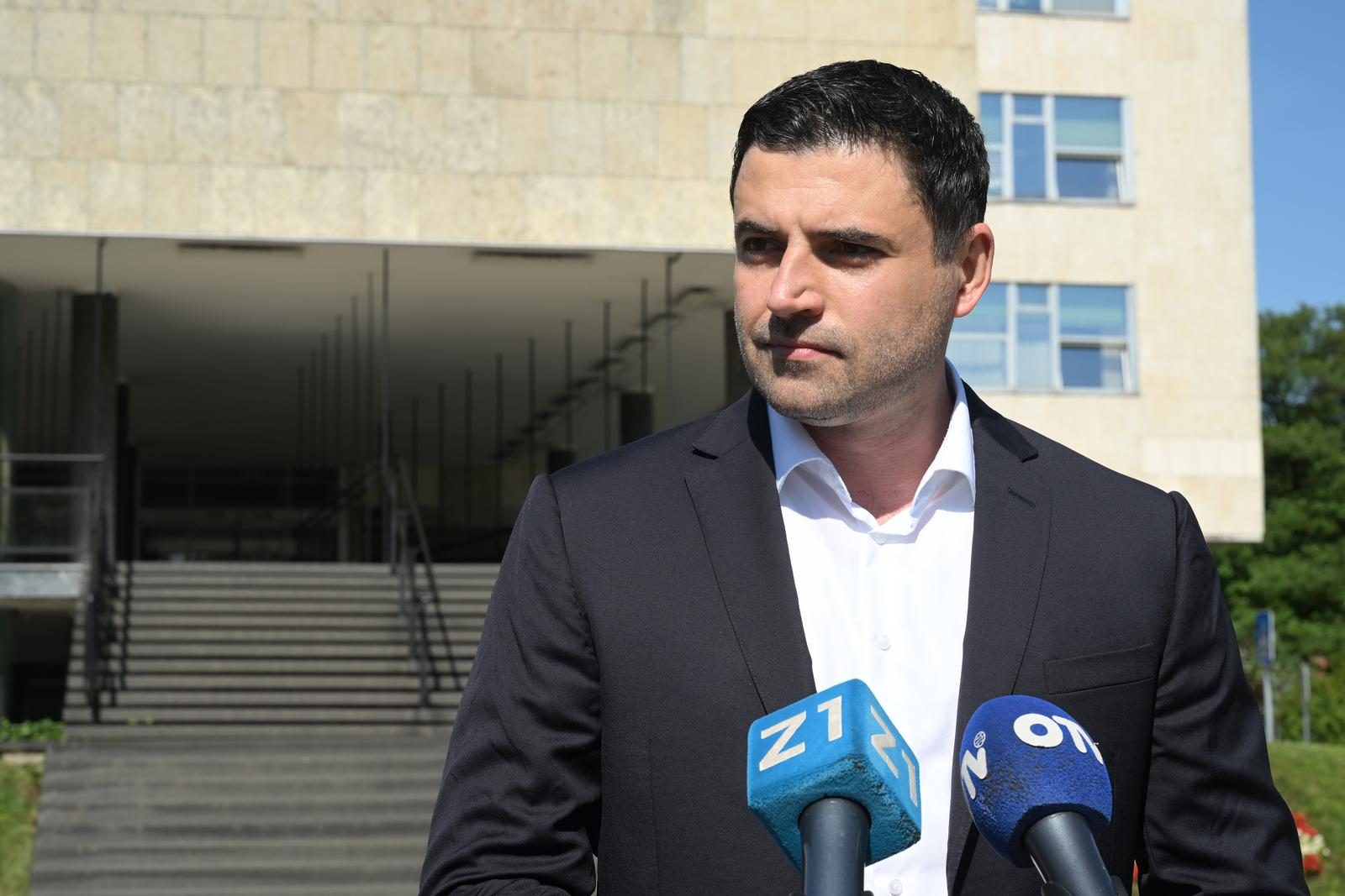 22.5.2024., Zagreb - Davor Bernardic predsjednik Socijal demokrata Grada Zagreba ispred gradske uprave odrzao je konferenciju za medije na temu "Kako je propalo 323 milijuna eura za sanaciju vodoopskrbne mreže". Photo: Davorin Visnjic/PIXSELL