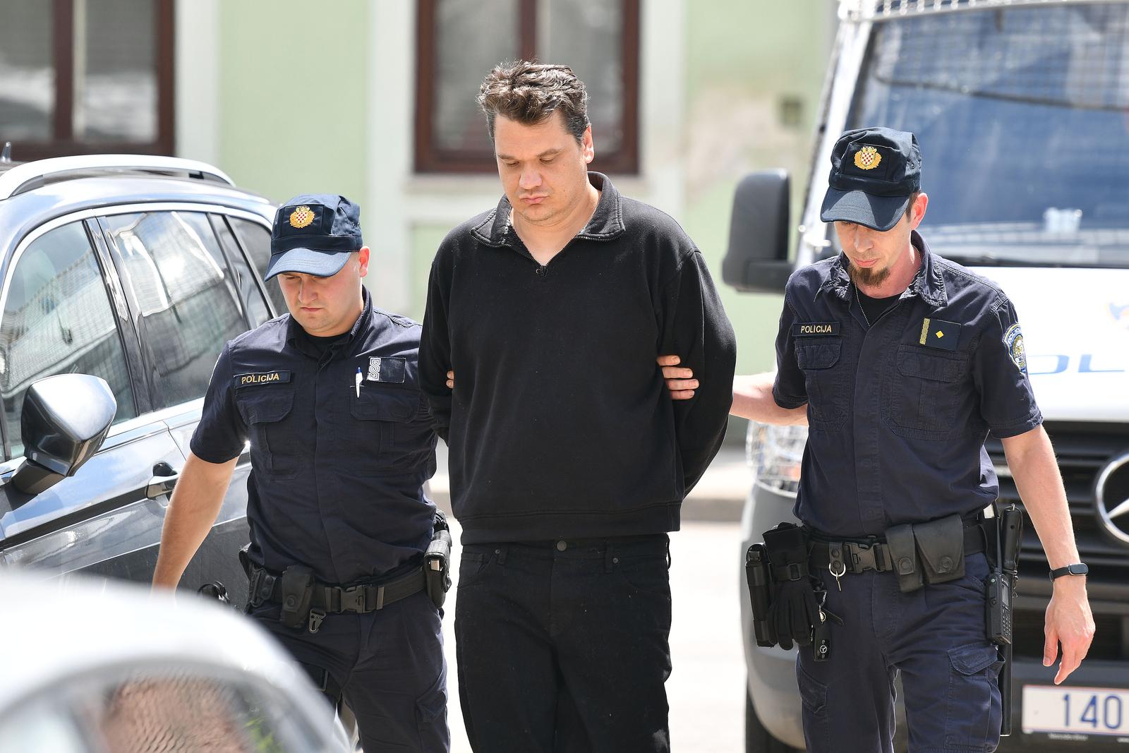 22.05.2024., Varazdin- Privodjene Denisa Kanesica na ispitivanje u ZDO Varazdin zbog ubojstva oca i ranjavanja majke.
Photo: Vjeran Zganec Rogulja/PIXSELL Photo: Vjeran Zganec Rogulja/PIXSELL