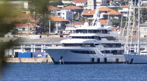 22.09.2022., Split - Jahta Royal Romance uhicenog ruskog oligarha Viktora Medvedchuka jos uvijek se nalazi u Trogiru. Photo: Milan Sabic/PIXSELL