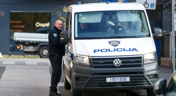 23.11.2023., Zagreb - Policija ispred zgrade Kvaternik Plaza gdje je u tijeku pretres. Photo: Matija Habljak/PIXSELL