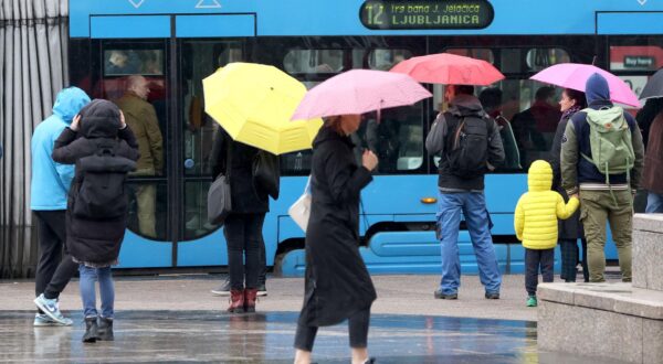 24.04.2024., Zagreb - Slaba kisa i hladno vrijeme docekali su Zagrepcane na putu na posao. Promjenljivo vrijeme sa povremenom kisom trebalo bi trajati do vikenda, kada ponovno nastupa proljetna toplina. Photo: Patrik Macek/PIXSELL