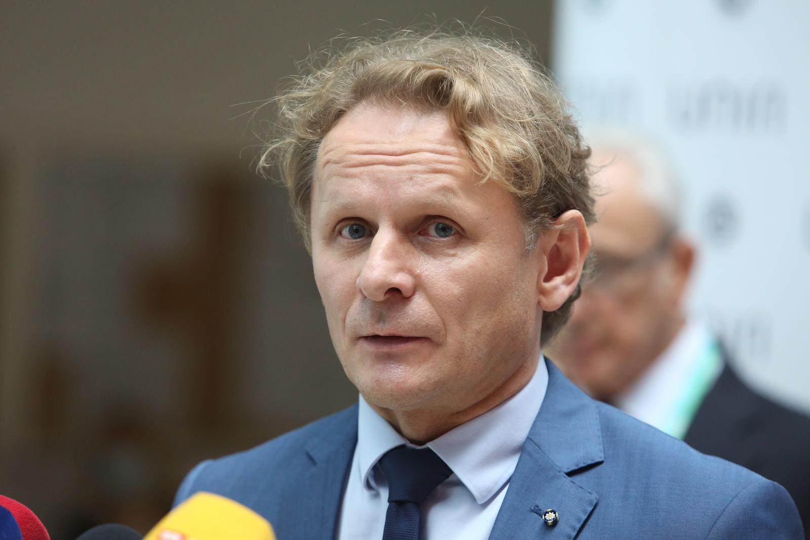 24.09.2020., Rijeka -  Interdisciplinarni znanstveni skup posvecen virusu COVID-19 pod nazivom "Advancement in Virology Research & an Opportunity to Improve International Impact of the University of Rijeka". Na skupu u prostoru Gradjevinskog fakulteta govorili su: Ivan Djikic, Daniel Rukavina, Stipan Jonjic i Snjezana Prijic Samarzija.rPhoto:Goran Kovacic/PIXSELL