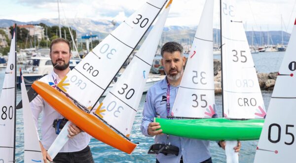 25.04.2024., Split- Zvonko Jelačić i Josip Marasović, suvlasnici splitske tvrtka Sailboat RC koja je svjetski poznat brend specijaliziran za tržište jedrilica na radio upravljanje, osobito u prestižnoj međunarodno priznatoj klasi IOM (International One Metre).   Jelačić je osim toga kreator i dizajner ovih zanimljivih jedrilica jurilica, ali i trostruki svjetski prvak u kategoriji IOM, Marasović magistar ekonomije.   Obojica su članovi JL Zenta. Photo: Ivana Ivanovic/PIXSELL