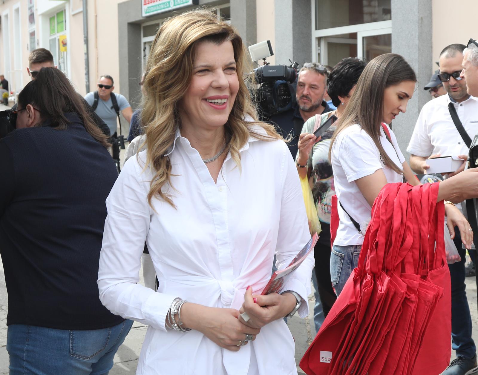 25.05.2024., Sibenik - Kandidati SDP-a na izborima za EU parlament posjetili su Sibenik i druzili se s gradjanima. Biljana Borzan Photo: Dusko Jaramaz/PIXSELL