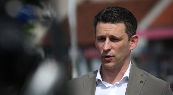 25.05.2024., Zagreb - Predsjednik Mosta i nositelj listse za EU izbore Bozo Petrov odrzao je na trznici Tresnjevka konferenciju za medije na kojoj je predstavio program za EU izbore i inicijative za promjenu EU ugovora. Photo: Zeljko Hladika/PIXSELL