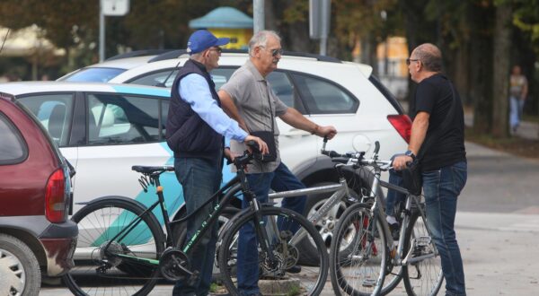 26.09.2023 - Karlovac - Brojni umirovljenici slobodno vrijeme provode na svjezem zraku. Photo: Kristina Stedul Fabac/PIXSELL
