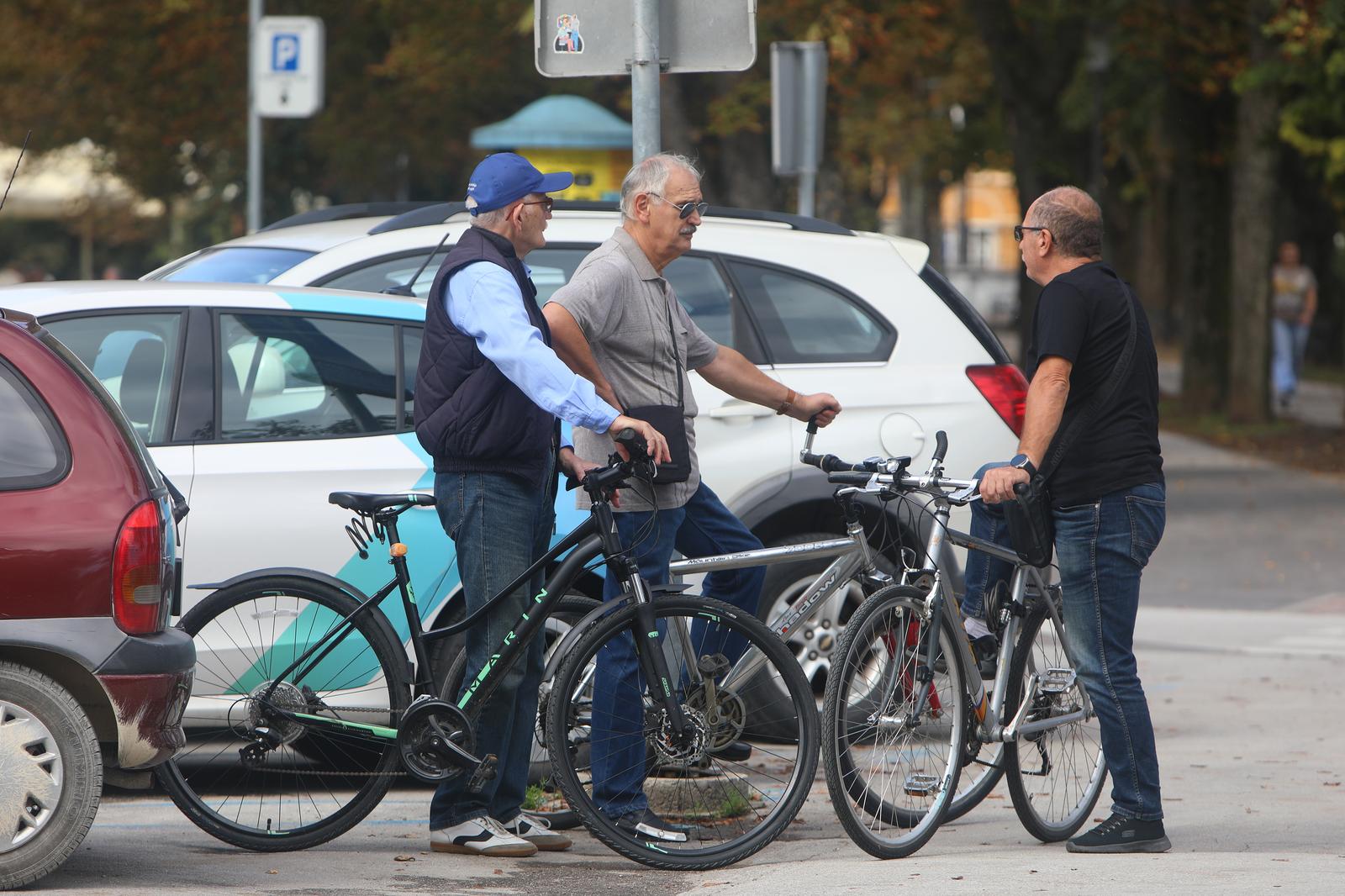 26.09.2023 - Karlovac - Brojni umirovljenici slobodno vrijeme provode na svjezem zraku. Photo: Kristina Stedul Fabac/PIXSELL