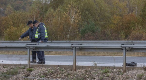 26.10.2023.,Gosipc - Dvije su osobe poginule u sudaru motocikla i kombi vozila u cetvrtak u ranim jutarnjim satima na autocesti A1 kod Gospica. Nesreca se dogodila oko 4:30 sati, a sudarili su se motocikl zadarski registracija i kombi ogulinskih oznaka Promet izmedju Gospica i Sv. Roka je u prekidu i odvija se obilazno drzavnom cestom kroz Gospic. Photo: Nikola Mraovic/PIXSELL