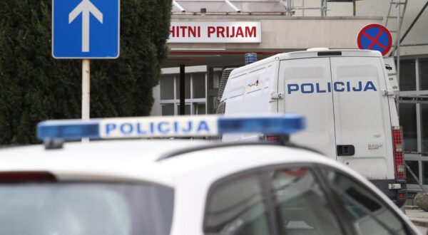27.03.2020., Split - Policijska vozila ispred hitnog prijema KBC Split. "nPhoto: Ivo Cagalj/PIXSELL
