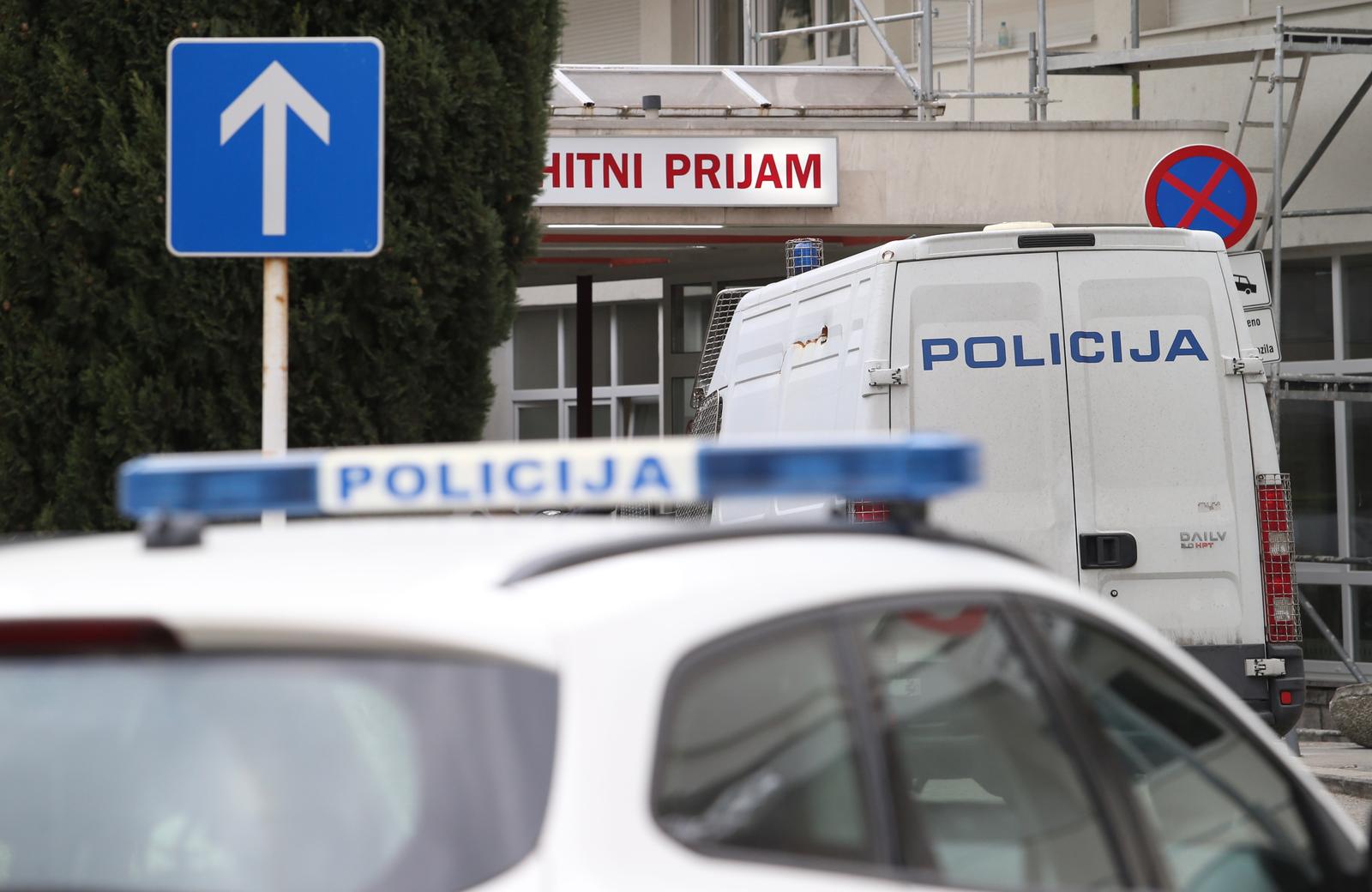 27.03.2020., Split - Policijska vozila ispred hitnog prijema KBC Split. "nPhoto: Ivo Cagalj/PIXSELL