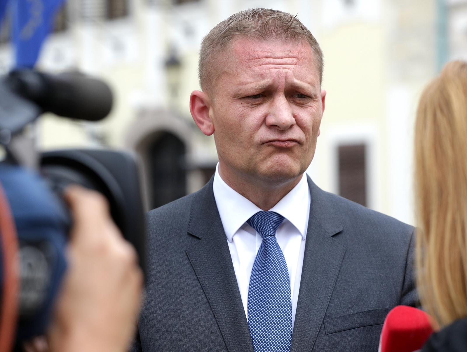 27.04.2017., Zagreb - Predsjednik HSS-a Kresimir Beljak ispred Vlade dao izjavu o politickoj situaciji. rPhoto: Zarko Basic/PIXSELL