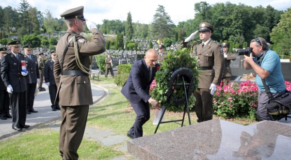27.05.2024., Zagreb - U sklopu obiljezavanja Dana Hrvatske vojske, Dana Hrvatske kopnene vojske i 33. obljetnice ustrovavanja Hrvatske vojske na gradskom groblju mirogoj polozeni su vijenci na posljednjim pocivalistima dosadasnjih ministara obrane i nacelnika Glavnog stozera Oruzanih snaga Republike hrvatske. potpredsjednik Vlade i ministar obrane Ivan Anusic Photo: Tomislav Miletic/PIXSELL