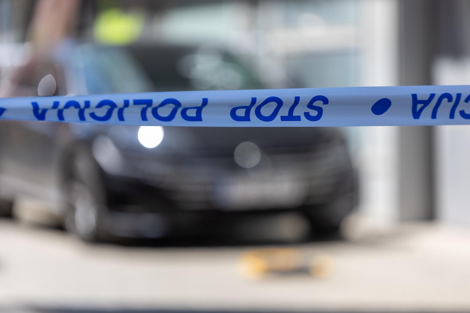 28.05.2024. Osijek - Tijekom noći je propucan automobil sportskog direktora Osijeka, Portugalaca Josea Bota. Riječ je o automobilu mark VW Arteon koji je bio parkiran u prolazu između dviju zgrada u Šamačkoj ulici u Osijeku gdje stanuje Boto. U vjetrobransko staklo na mjestu vozača ispaljeno je sedam hitaca. Očevid je u tijeku. Photo: Borna jaksic/PIXSELL