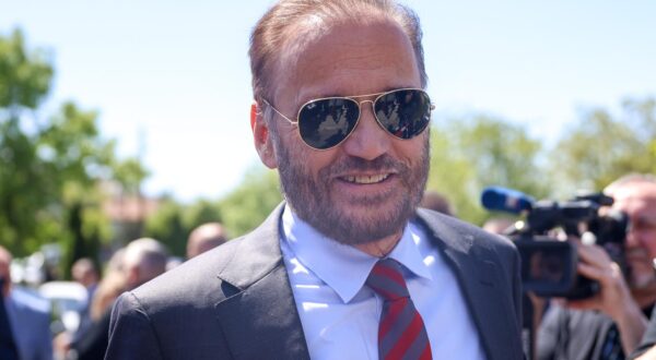 29.04.2024., Sarajevo, Bosna i Hercegovina - Ispred Suda BiH okupio se manji broj pristalica predsjednika RS-a Milorada Dodika uoci nastavka sudjenja zbog nepostivanja odluka visokog predstavnika. Anto Nobilo, odvjetnik Milorada Dodika Photo: Armin Durgut/PIXSELL