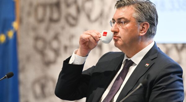 29.5.2024., Zagreb - Predsjednik Vlade Andrej Plenkovic odrzao je konferenciju za medije u povodu objave tri poziva Ministarstva znanosti, obrazovanja i mladih, za dodatno povecanje vrtickih kapaciteta, prelazak osnovnih skola u jednu smjenu i izgradnju sportskih dvorana te povecanje obuhvata u gimnazijam. Photo: Davorin Visnjic/PIXSELL