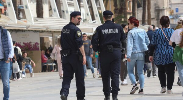 30.03.2024., Split- Navijaci po rivi i policija Photo: Ivana Ivanovic/PIXSELL
