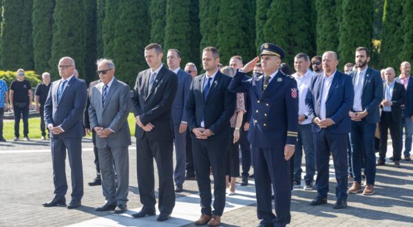 30.05.2024., Vukovar - U povodu Dana drzavnosti, na Memorijalnome groblju zrtava iz Domovinskog rata predstavnici Grada Vukovara odali su pocast polaganjem vijenca i paljenjem svijeca svima onima koji su dali zivot za Domovinu te omogucili samostalnu i neovisnu Republiku Hrvatsku. Photo: Borna Jaksic/PIXSELL