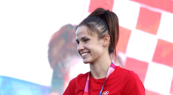 30.07.2021., Knin - U Kninu organiziran svecani docek Matee Jelic koja je osvojila zlatnu medalju u teakwondou.rPhoto: Dusko Jaramaz/PIXSELL