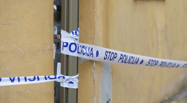 30.10.2023., Zagreb - Da opasnost od pada dijelova zgrada jos uvijek nije prosla pokazuje stara kuca na Katarinskom trgu koja je ogradjena policijskom trakom zbog pada predmeta sa krova na prolaznika. Photo: Patrik Macek/PIXSELL