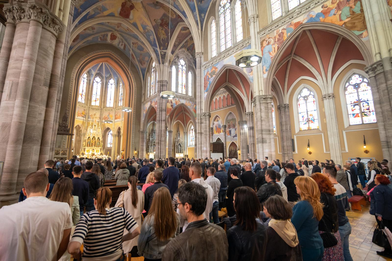 31.03.2024. Osijek -  Na Uskrs  sredisnje euharistijsko slavlje u konkatedrali sv. Petra i Pavla  predvodio je đakovačko-osječki nadbiskup Đuro Hranić. Photo: Borna  Jaksic/PIXSELL