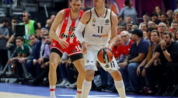 Basketball - EuroLeague Final Four - Real Madrid v Olympiacos Piraeus - Uber Arena, Berlin, Germany - May 24, 2024 Real Madrid's Mario Hezonja in action with Olympiacos Piraeus' Kostas Papanikolaou REUTERS/Fabrizio Bensch Photo: Fabrizio Bensch/REUTERS