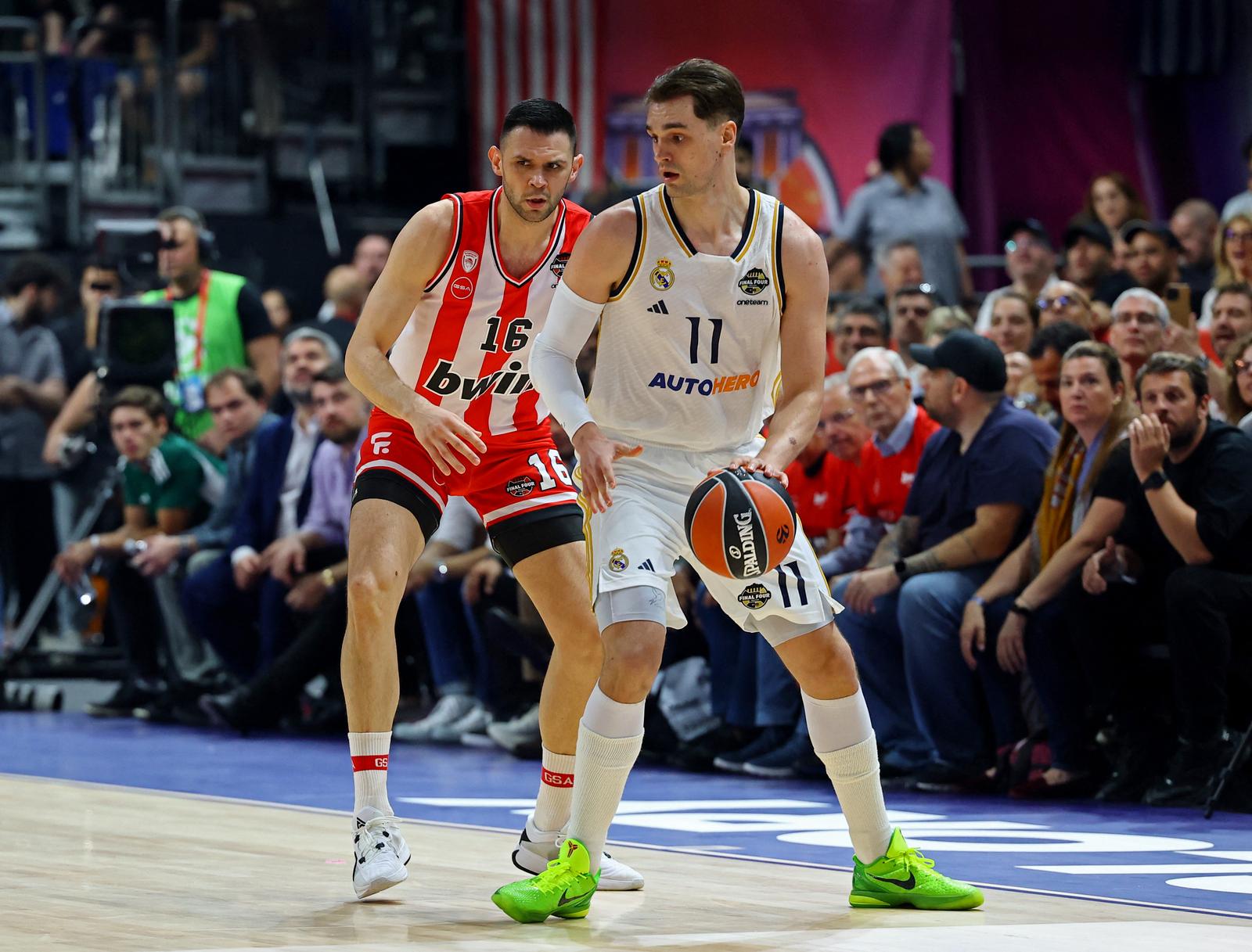 Basketball - EuroLeague Final Four - Real Madrid v Olympiacos Piraeus - Uber Arena, Berlin, Germany - May 24, 2024 Real Madrid's Mario Hezonja in action with Olympiacos Piraeus' Kostas Papanikolaou REUTERS/Fabrizio Bensch Photo: Fabrizio Bensch/REUTERS