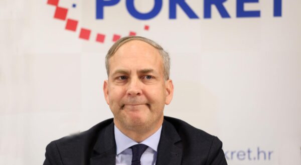 19.02.2024.,Sibenik-Domovinski pokret Sibensko-kninske zupanije u gradskoj knjiznici organizirao je javnu tribinu na temu demografije.Uz goste Stjepana Sterca, struènjaka za demografiju i Stephena Nikolu Bartulicu, zastupnika u hrvatskom saboru na tribini su sudjelovali i Mario Kovac,vrsitelj duznosti predsjednika sibensko-kninske Podruznice DP-a i Ive Caleta-Car, predsjednik podruznice DP-a SKZ.  Photo: Dusko Jaramaz/PIXSELL