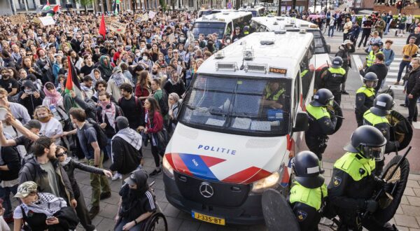 epa11325253 Police officers intervene in a protest at the Roeterseiland campus of the University of Amsterdam (UvA) in Amsterdam, The Netherlands, 07 May 2024, during a protest in solidarity with pro-Palestinian students who protested a day earlier at the Roeterseiland campus of the University of Amsterdam (UvA) and were removed by the police.  EPA/RAMON VAN FLYMEN