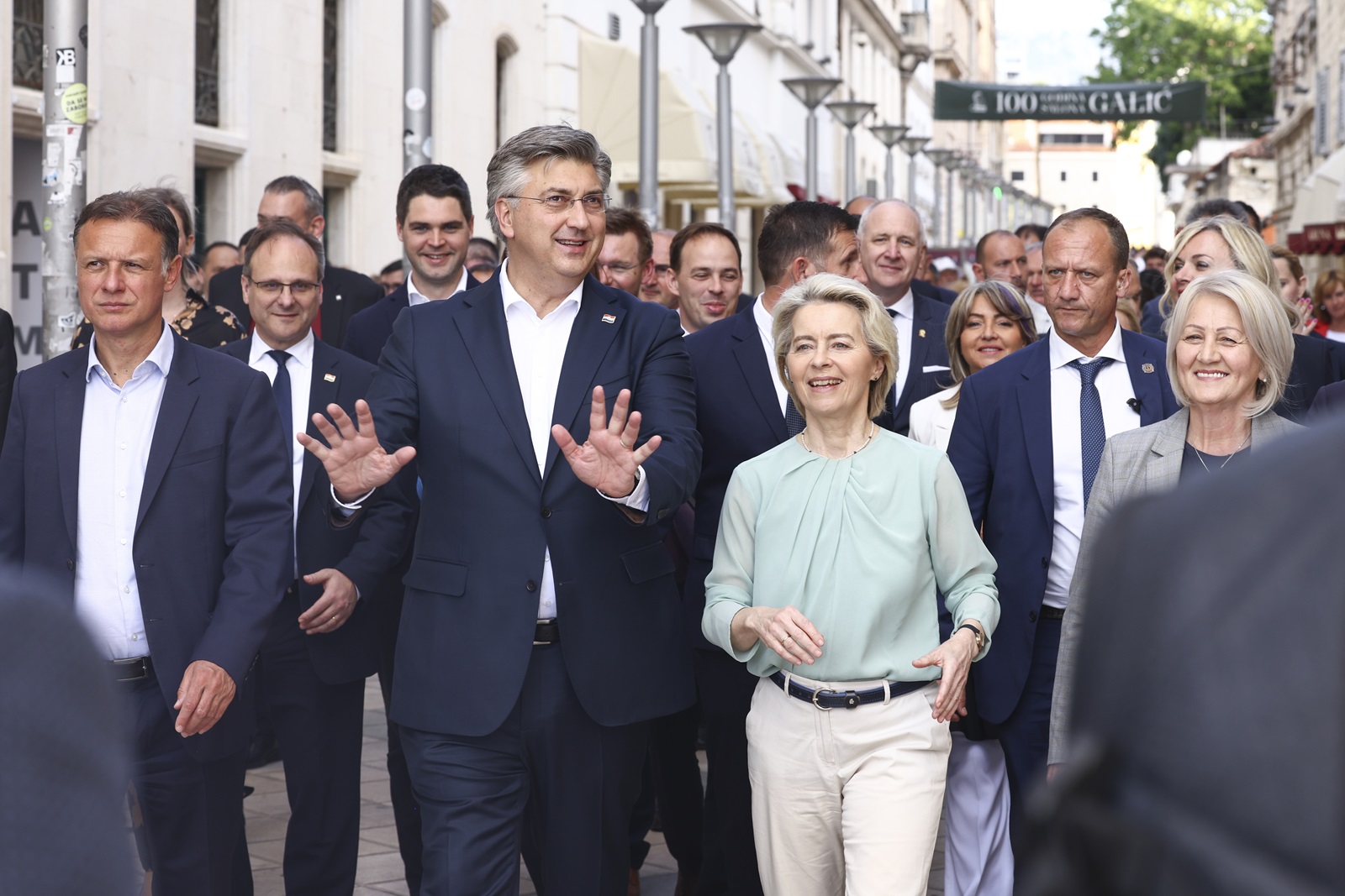 Split, 10.05.2024. - Predsjednik HDZ-a Andrej Plenković prošetao se splitskom Rivom s vodećom kandidatkinjom EPP-a Ursulom von der Leyen te popio kavu s kandidatima HDZ-a za europske izbore.
foto HINA/ Miroslav LELAS/ lm