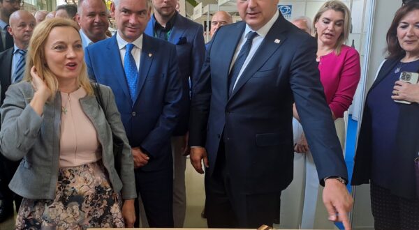 Poreč, 11.05.2024. - Predsjednik Vlade Andrej Plenković obišao je Međunarodnu izložbu vina i vinarske opreme Vinistru. foto HINA/ Daniel SPONZA/ ml