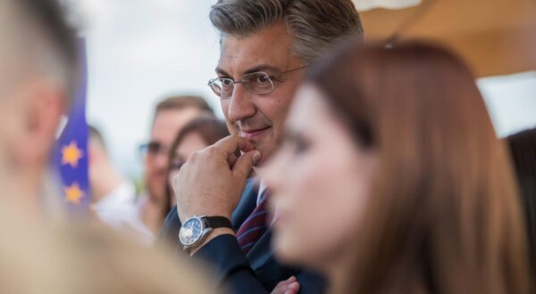 10.05.2024., Split - Druzenje s mladima na terasi hotela Radisson u skolpu predizborne kampanje HDZ-a na europskim izborima. Andrej Plenkovic Photo: Zvonimir Barisin/PIXSELL