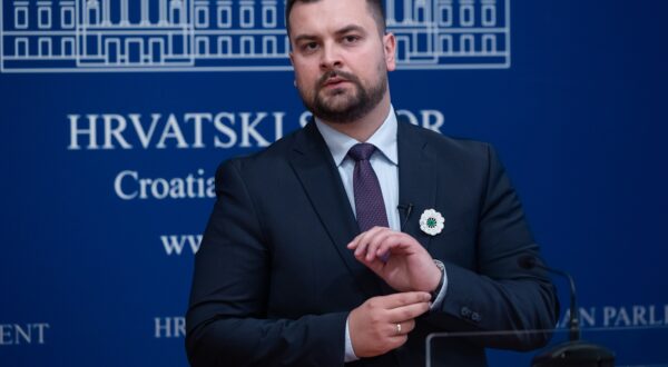 Zagreb, 23.05.2024. - Konferencija za medije Armina Hodžića na temu "Glavna Skupština Ujedinjenih naroda o Rezoluciji: Međunarodni Dan refleksije i komemoracije Genocida u Srebrenici 1995. godine".
Na fotografiji Dalija Orešković.
foto HINA/ Edvard ŠUŠAK/ es