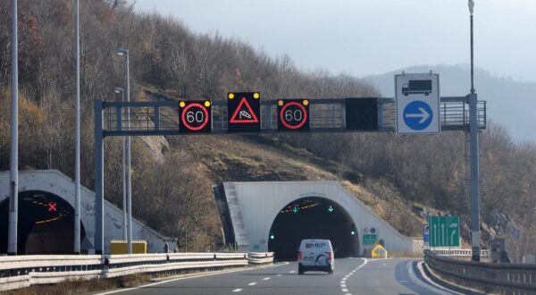 23.11.2021., Rijeka  - Olujni vjetar na autocesti A6 Rijeka-Zagreb na dionici Ostrovica-Kikovica usporava promet.  
  Photo: Goran Kovacic/PIXSELL