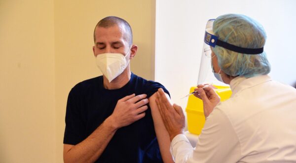 27.12.2020., Pula - Usporedo sa svim vecim gradovima u Hrvatskoj, i u pulskoj Opcoj bolnici pocelo je cijepljenje protiv COVIDa 19.Prvi se cijepio doktor Deni Bulesic.rPhoto: Sasa Miljevic / PIXSELL