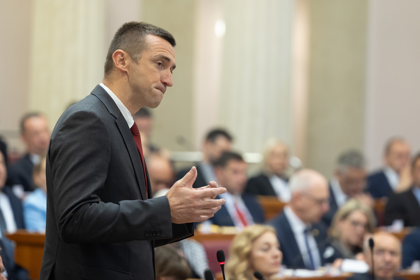 Zagreb, 17.05.2024. - Sjednica Hrvatskog sabora nastavljena je raspravom o novoj Vladi RH. Mandatar za sastavljanje nove Vlade i predsjednik HDZ-a Andrej Plenković predstavio je članove nove Vlade.
Na fotografiji Ivan Penava.
foto HINA/ Edvard ŠUŠAK/ es