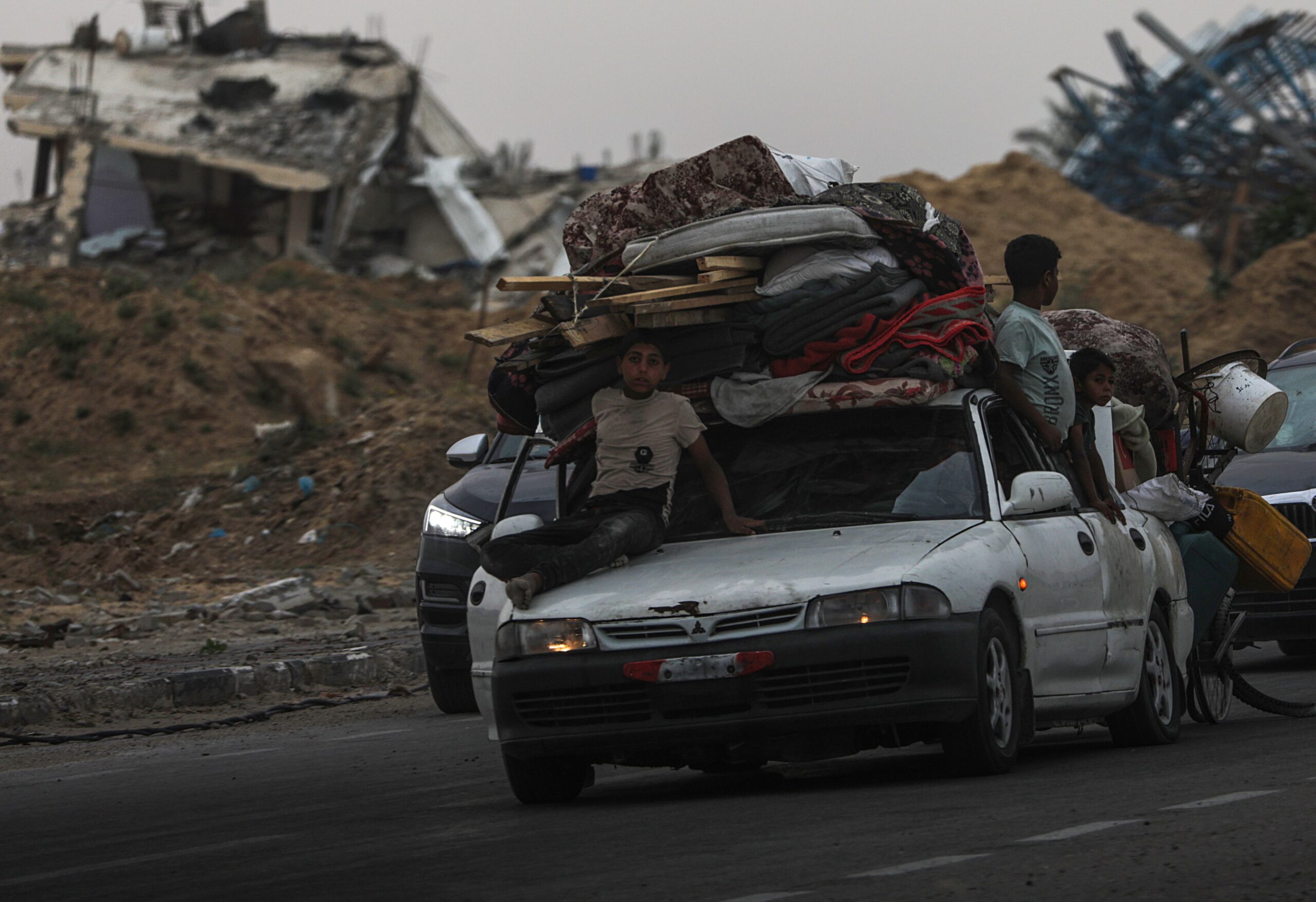 epa11332155 Internally displaced Palestinians leave with their belongings following an evacuation order issued by the Israeli army, in Rafah, southern Gaza Strip, 10 May 2024. The Israeli military stated on 07 May that it conducted 'targeted strikes' against Hamas targets in eastern Rafah in the southern Gaza Strip. More than 34,900 Palestinians and over 1,455 Israelis have been killed, according to the Palestinian Health Ministry and the IDF, since Hamas militants launched an attack against Israel from the Gaza Strip on 07 October 2023, and the Israeli operations in Gaza and the West Bank which followed it.  EPA/MOHAMMED SABER